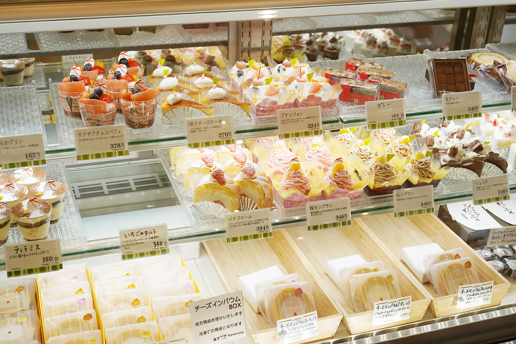 「菓子屋konomoto」ショーケースに並ぶケーキ
